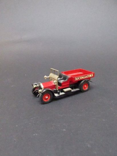 Lot de neuf véhicules miniatures: 

- Renault...
