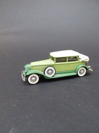 Lot de neuf véhicules miniatures: 

- Renault...