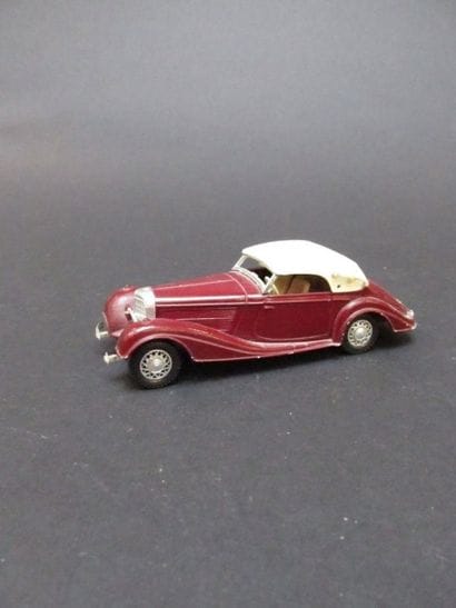 Lot de neuf véhicules miniatures: 

- Renault...