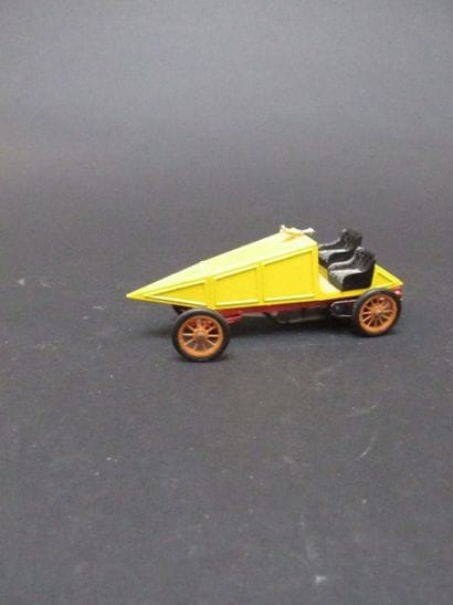 Lot de neuf véhicules miniatures: 

- Renault...