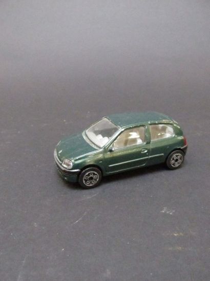 Lot de neuf véhicules miniatures: 

- Renault...