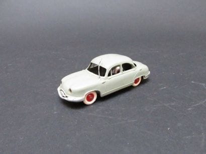 NOREV

Nouvelle Dyna Panhard couleur vert...