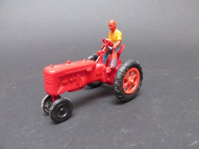 Tracteur agricole avec chauffeur en plas...
