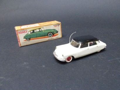 NOREV

DS 19 Citroën modèle n°10 beige

(boîte...