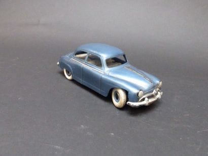 JOUET GEGE

Aronde Simca 9 couleur bleu métalisé

(manque...