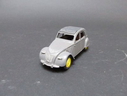 Berline 2 CV Citroën BS de couleur grise...