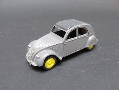 Berline 2 CV Citroën BS de couleur grise...