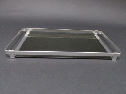 Plateau en métal et verre

Long. : 53 cm...