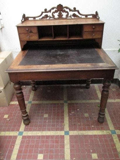 Bureau à gradin en bois naturel à trois casiers...