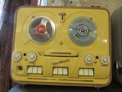 Deux magnétophones:
- Magnétophone PHILIPS...