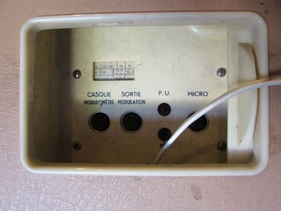 Deux magnétophones:
- Magnétophone PHILIPS...