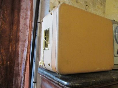 Deux magnétophones:
- Magnétophone PHILIPS...