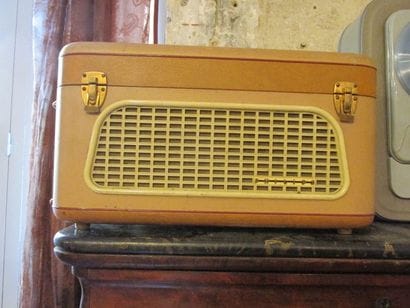 Deux magnétophones:
- Magnétophone PHILIPS...