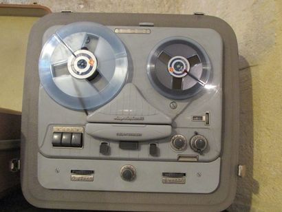 Deux magnétophones:
- Magnétophone PHILIPS...