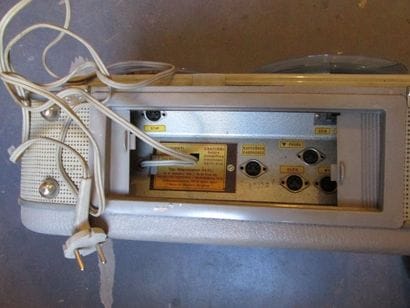 Deux magnétophones:
- Magnétophone PHILIPS...