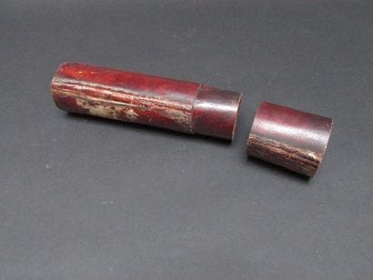 Etui de longue vue en cuir rouge.

XIXème...