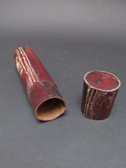 Etui de longue vue en cuir rouge.

XIXème...