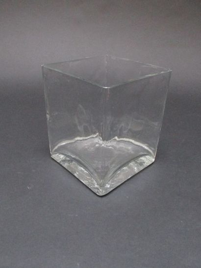 Vase de forme carré en verre.

XXème siècle

Haut....