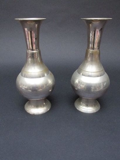 Paire de vases de forme balustre en métal...