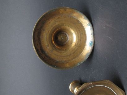 Quatre bougeoirs en bronze percés pour l'éléctricité

Haut....