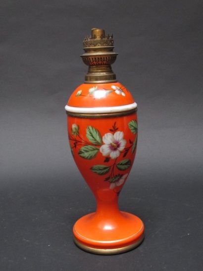 Lampe à pétrole à décor de fleurs traitées...