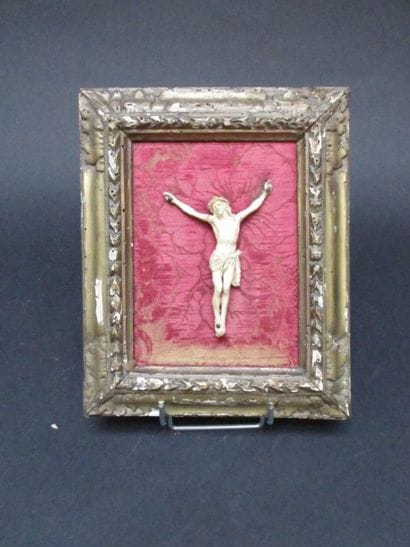 Christ en ivoire dans un encadrement en bois...