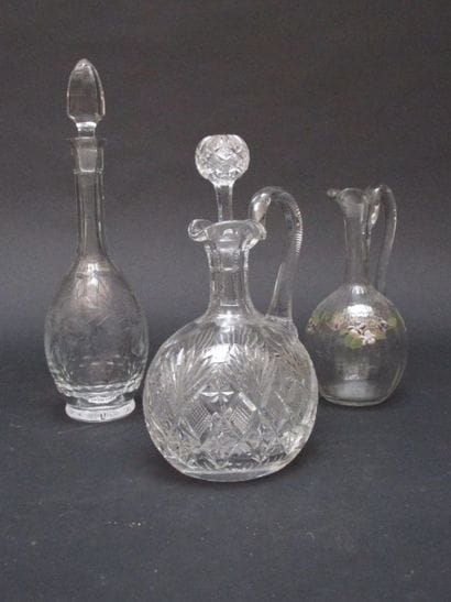 Deux carafes en cristal taillé et une carafe...