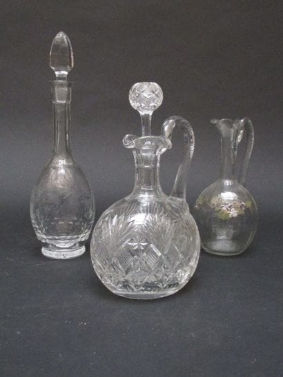 Deux carafes en cristal taillé et une carafe...
