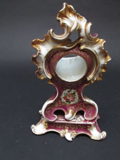 Porte montre en porcelaine à décor polychrome...