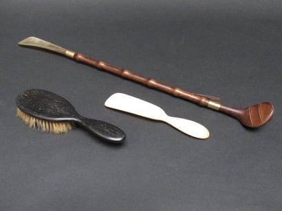 Lot composé d'une brosse à cheveux en bois...