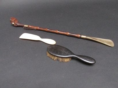 Lot composé d'une brosse à cheveux en bois...