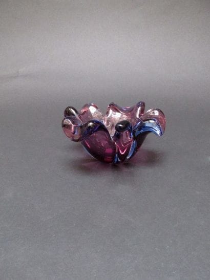 MURANO 

Cendrier en verre moulé teinté violet...