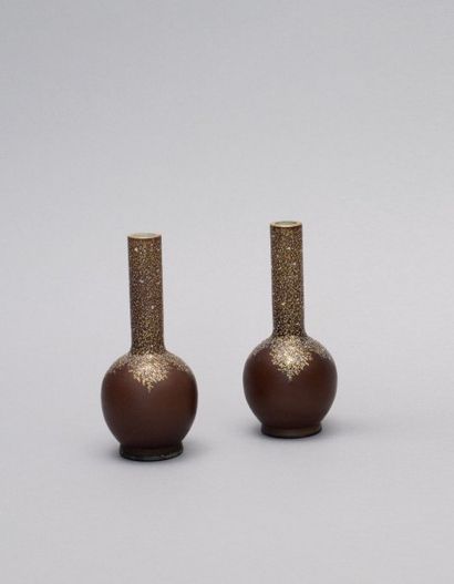 Paire de vases en verre multicouche à

décor...