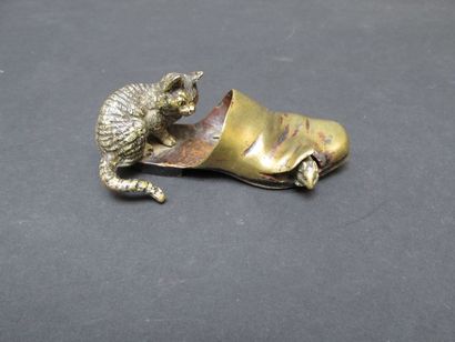 Chat guettant une souris s'échappant d'une...