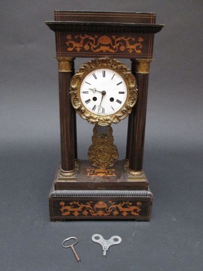 Pendule en bois marqueté, le cadrant inscrit...