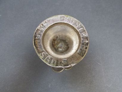 Pique fleurs en bronze argenté

Marqué en...