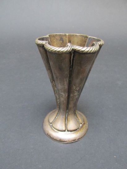 Pique fleurs en bronze argenté

Marqué en...