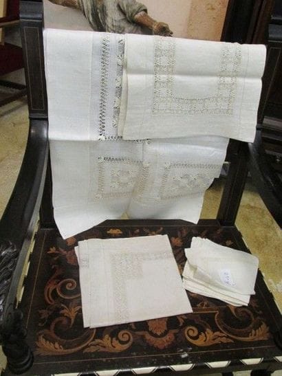 Parure composée d’une nappe à thé, deux

chemins...