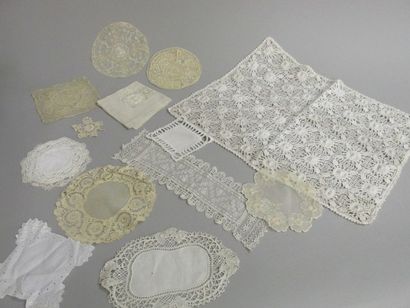Beau linge de table en broderies et

dentelles,...