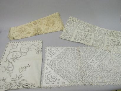 Sept belles nappes à thé et tapis de table

en...