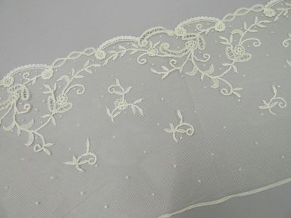 Volant en application de Bruxelles sur

tulle...