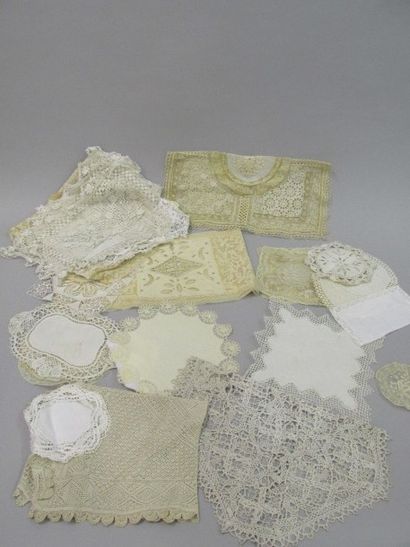 Beau lot d’environ 70 napperons, chemins

et...