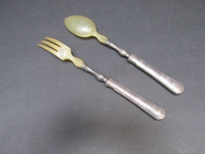 Couvert à salade en métal argenté, le manche...