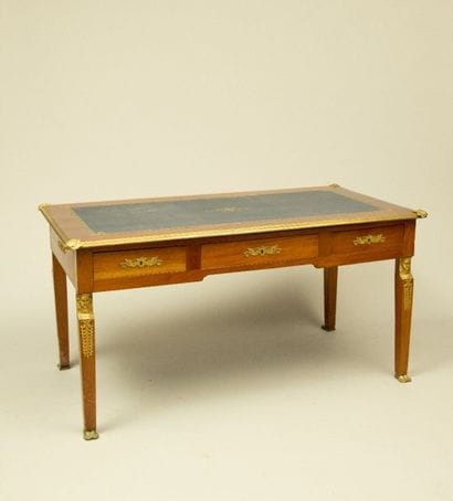 Bureau plat de milieu en acajou et

placage...