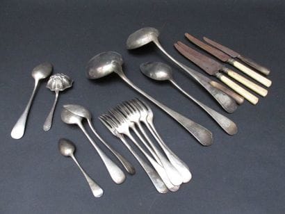 Lot de couverts en métal argenté dépareillé...