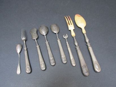 une cuillère de couvert à salade et une fourchette...
