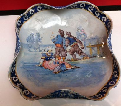 Plat en faïence de Quimper, de la manufacture...