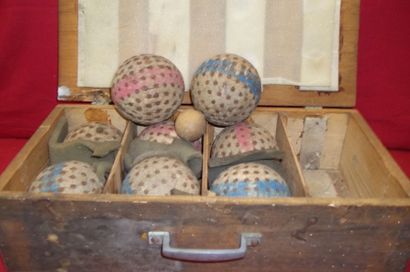 Boîte de 8 boules cloutées et son cochonnet,...