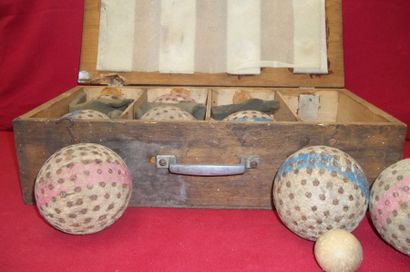 Boîte de 8 boules cloutées et son cochonnet,...