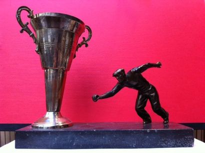 Trophée de jeu de boules avec joueur en action,...